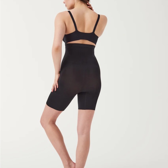 OnCore Sculpting High-Waisted Mid-Thigh Short | Small - Picture 4 of 4